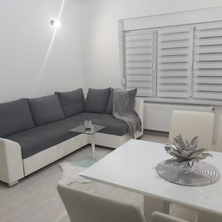 Apartman Kristina - Self Check In & Check Out โอโทชาส ภายนอก รูปภาพ
