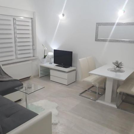 Apartman Kristina - Self Check In & Check Out โอโทชาส ภายนอก รูปภาพ