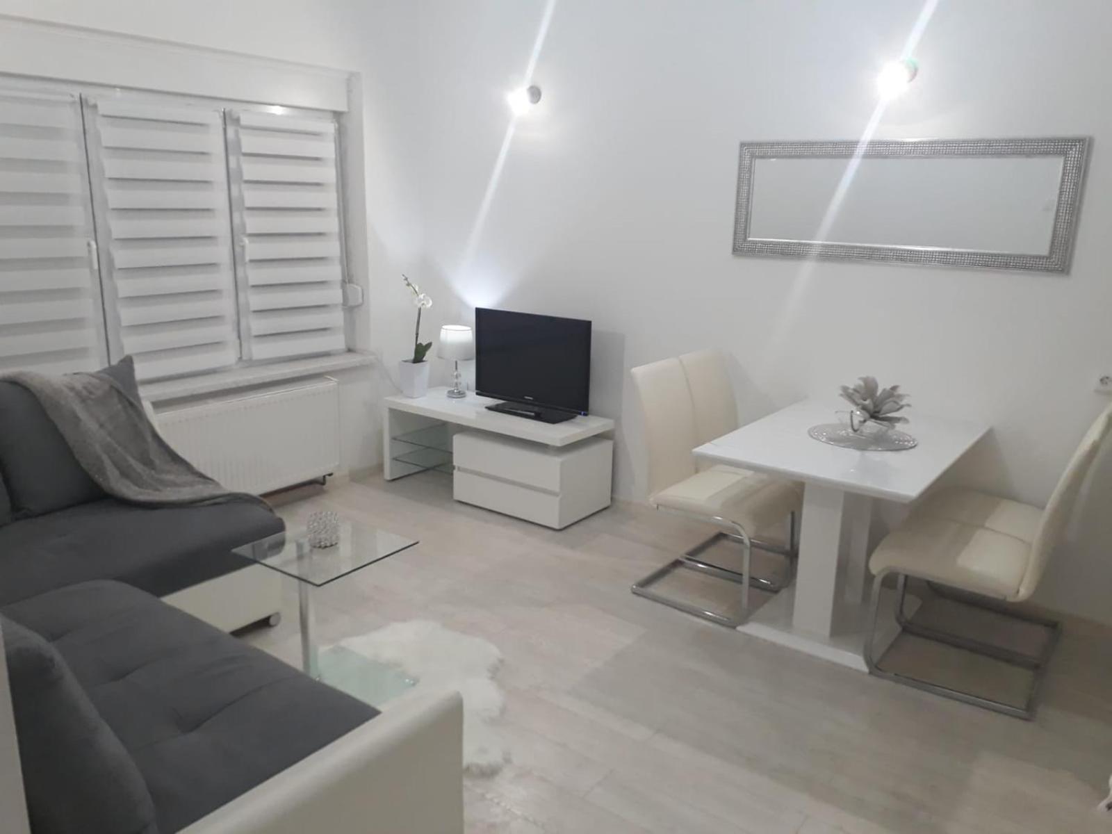 Apartman Kristina - Self Check In & Check Out โอโทชาส ภายนอก รูปภาพ