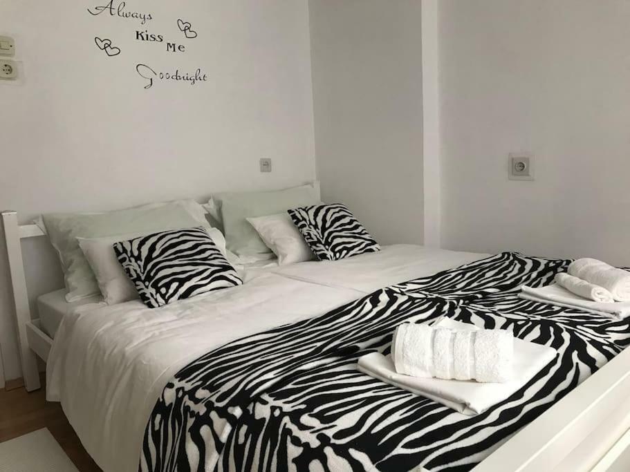 Apartman Kristina - Self Check In & Check Out โอโทชาส ภายนอก รูปภาพ